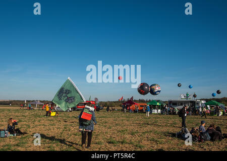 Alternative Lebens-, Aktivismus- und Non-violente-Umwelt-Demonstration gegen RWE`s Braunkohleminen und Zerstörung des Hambacher Waldes. Stockfoto